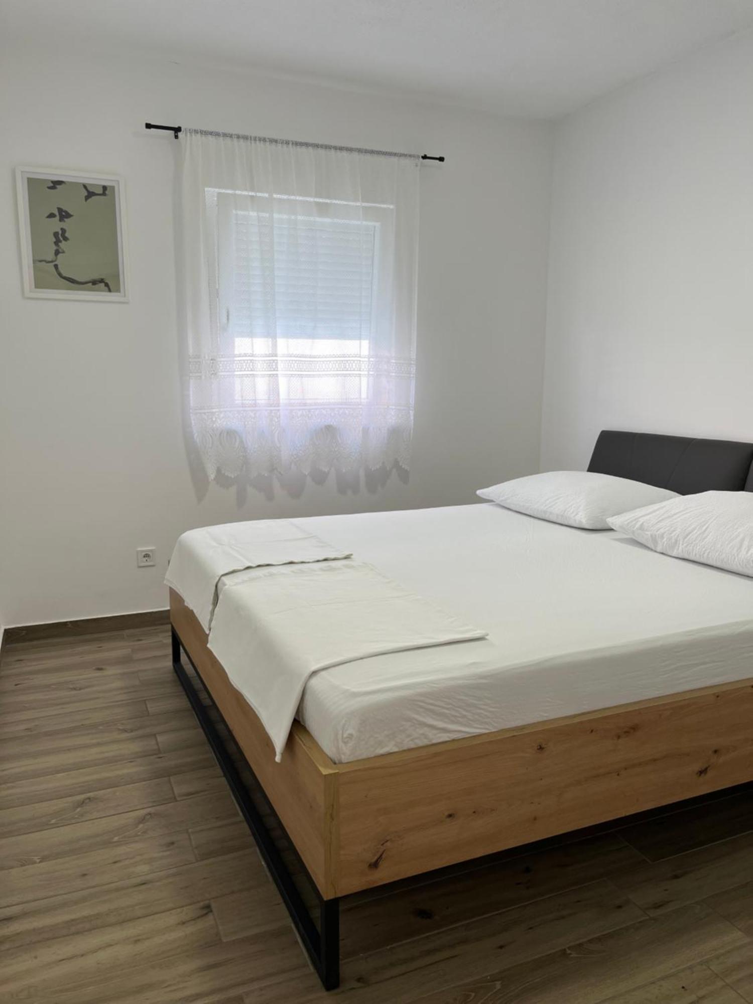 Apartmani Mlinar - Two Bedroom Apartment With Seaview Grebastica Exterior photo